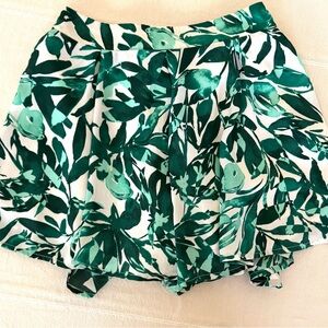 Vestí que Green Leaf Print Shorts